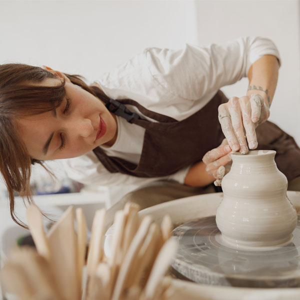 Une jeune femme fais de la poterie