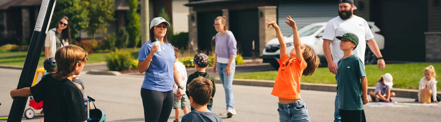 Enfants et parents jouant dans la rue