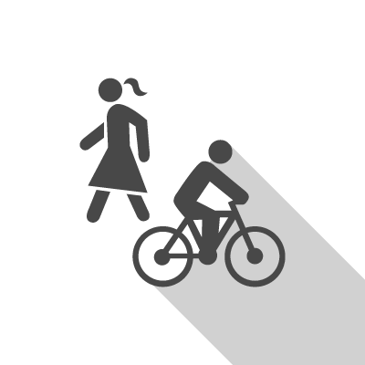 Fille qui marche et garçon à vélo