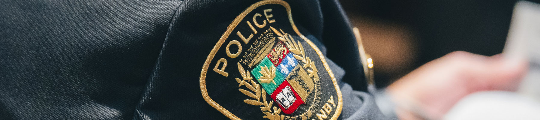 Écusson sur la chemise, police de Granby