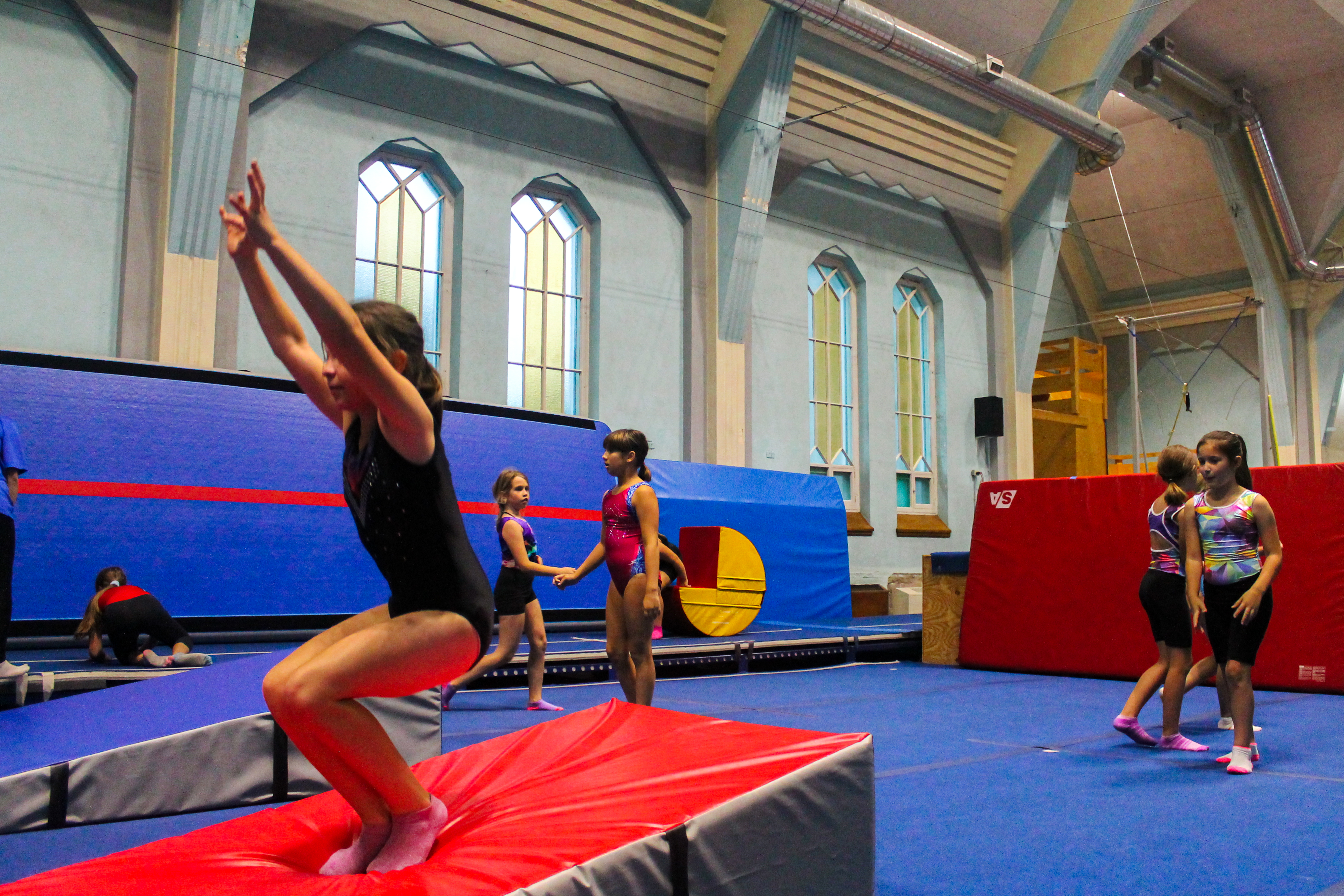 Fillette faisant de la gymnastique
