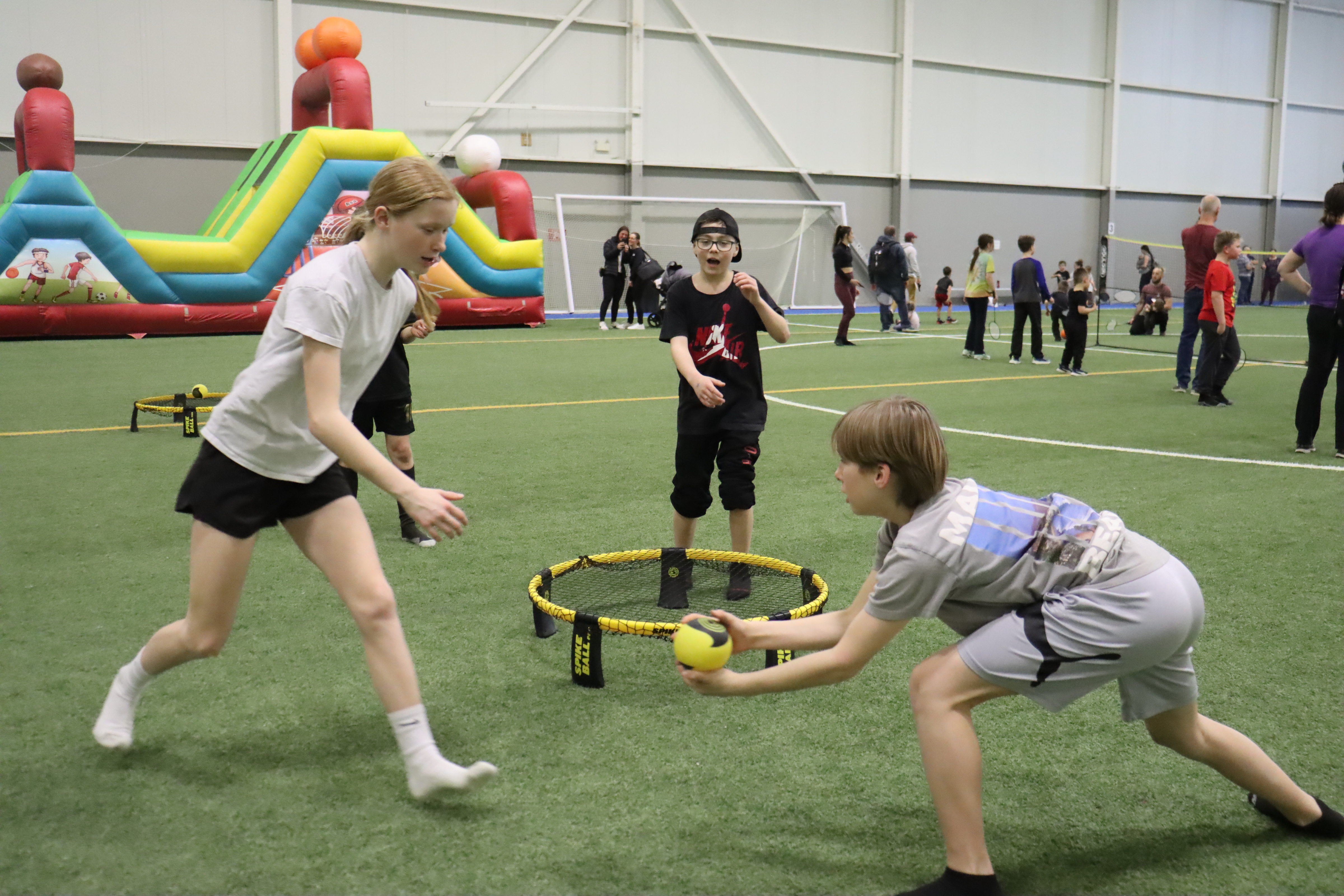 Jeunes jouant au spikeball