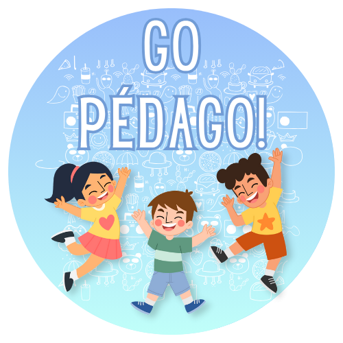 Illustration colorée de trois enfants dessinés qui sautent devant un fond bleu avec le texte -GO PÉDAGO!