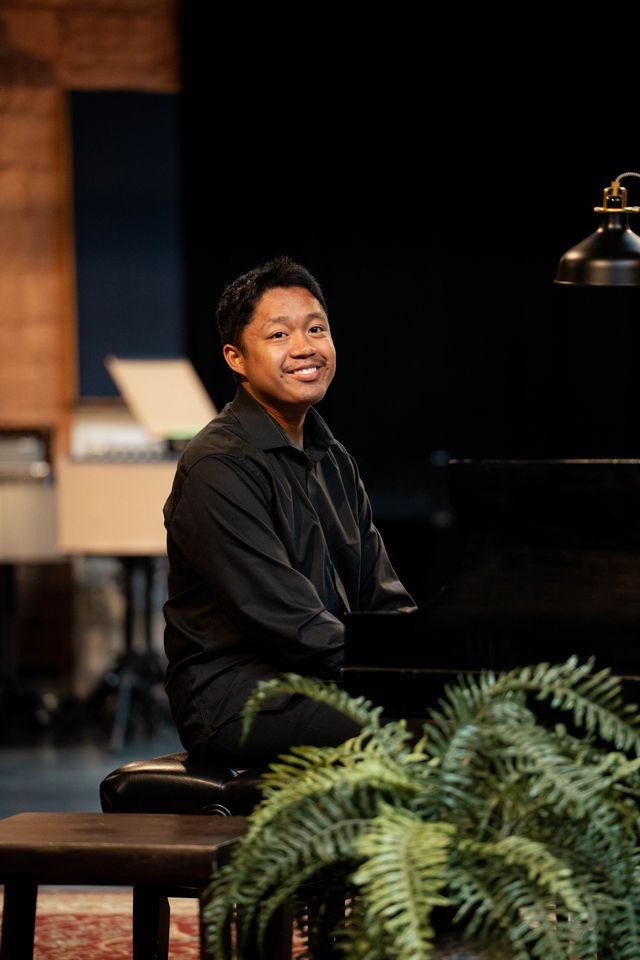 Nathan Loignon assise au piano sur une scène.
