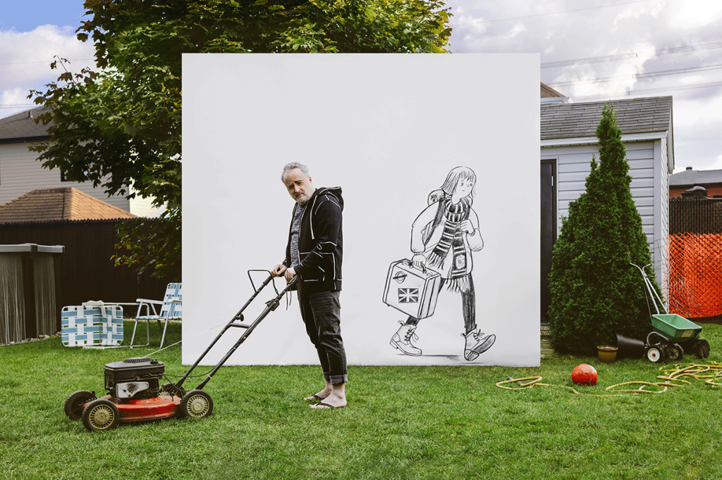 Personne poussant une tondeuse sur une pelouse devant un grand panneau blanc où est dessinée une silhouette de personnage portant un sac.