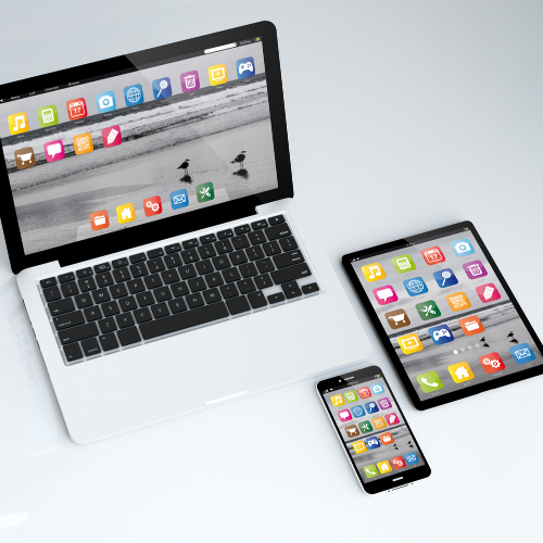 Ordinateur portable, tablette et téléphone intelligent posés sur une surface blanche, chacun affichant des icônes colorées d’applications sur leur écran.