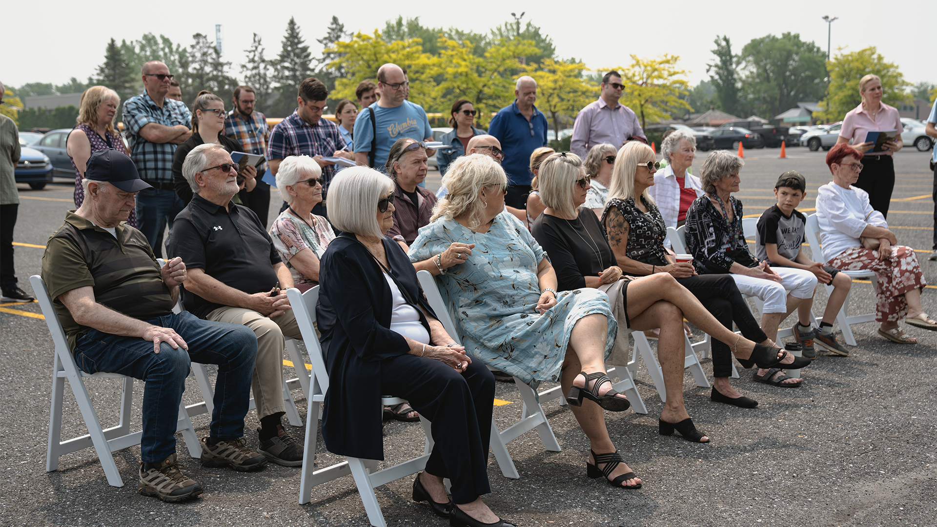 Personne debout devant un micro, lors de l’inauguration d’un espace dédié à David Bouchard, maire du canton de Granby de 1937 à 1963.