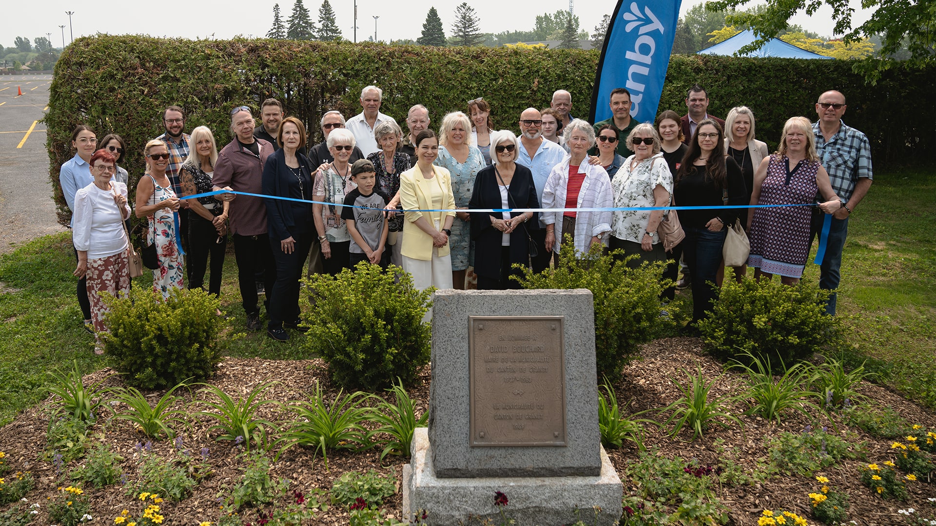 Groupe de personnes devant la plaque dédié à David Bouchard, maire du canton de Granby de 1937 à 1963.
