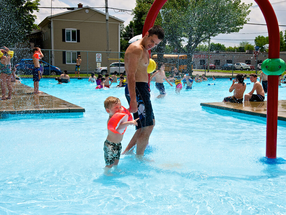 Un père et son enfant dans la piscine