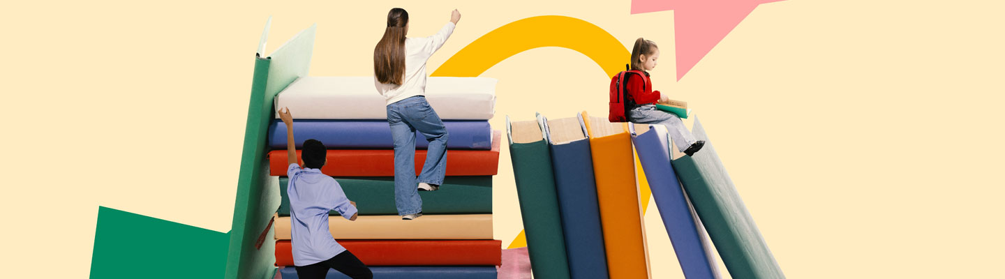 Jeunes élèves assis sur des livres