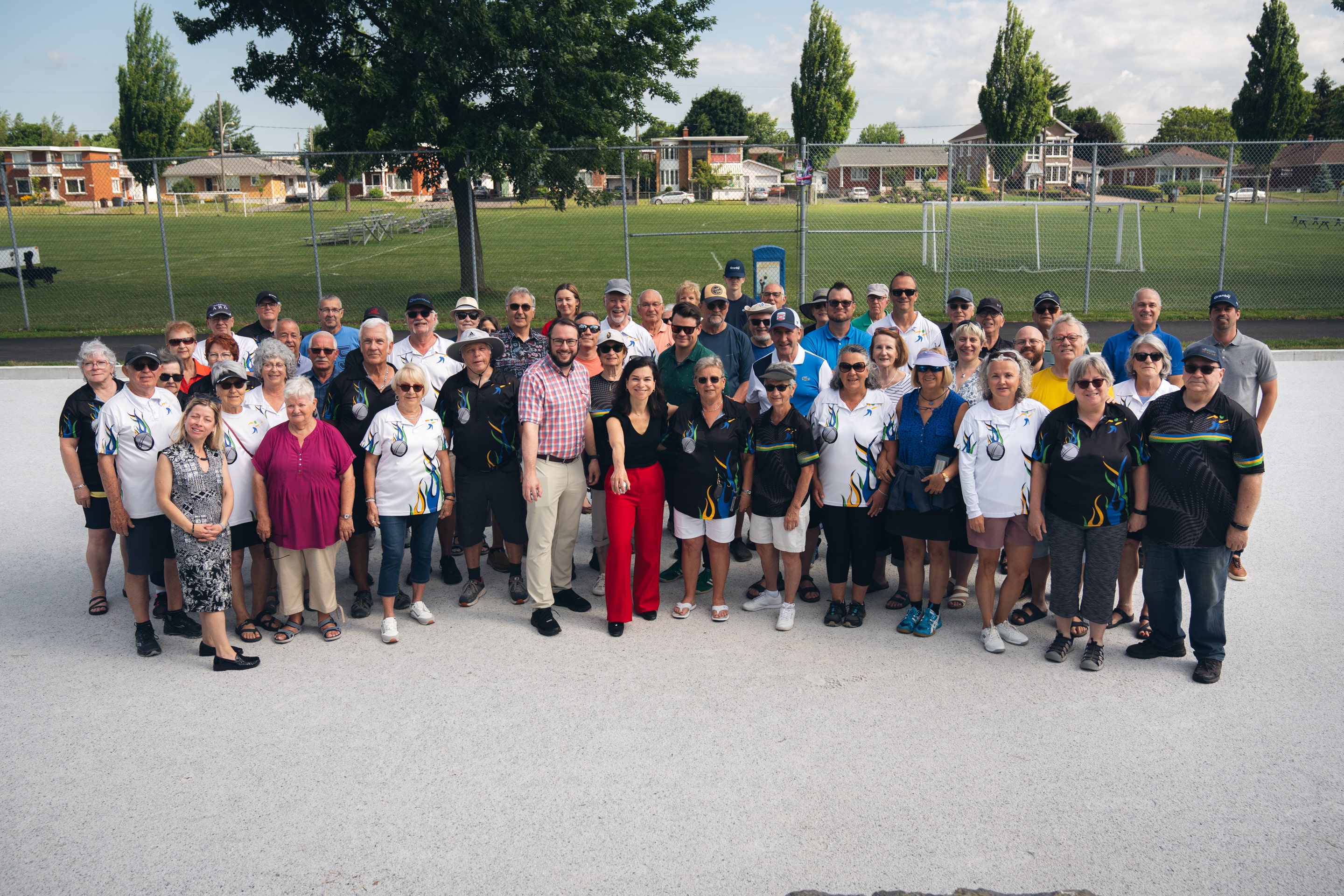 Julie Bourdon mairesse de Granby avec un groupe de personnes sur un terrain de pétanque au parc Dubuc, lors de l’ouverture officielle des nouveaux terrains de pétanque à Granby.