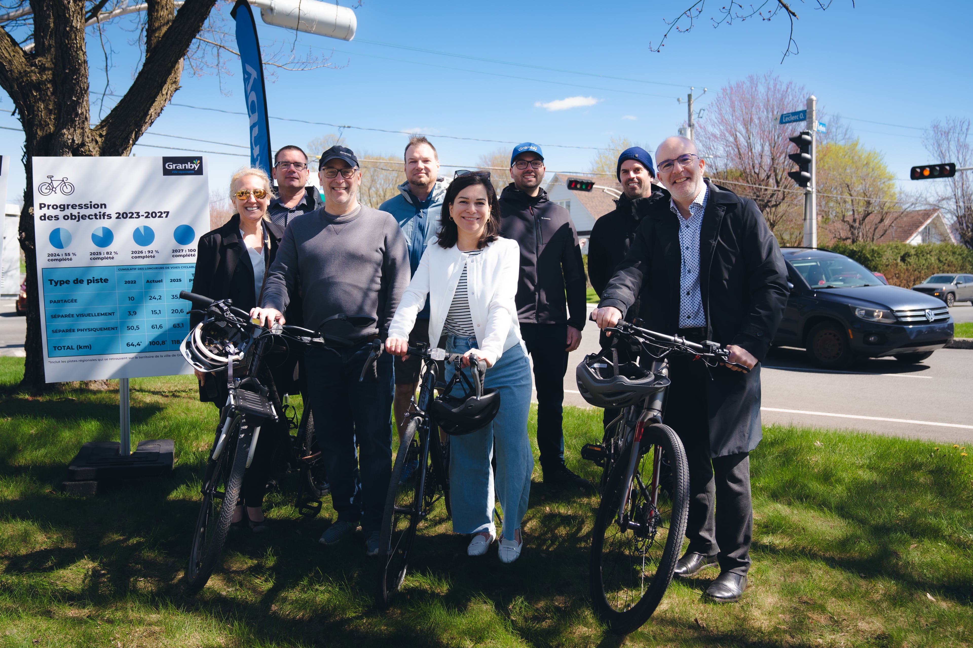 Julie Bourdon mairesse de Granby, avec un groupe de personnes posant avec plusieurs vélos avec eux.