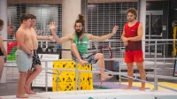 Slackline à l'eau dans le bassin d'entraînement