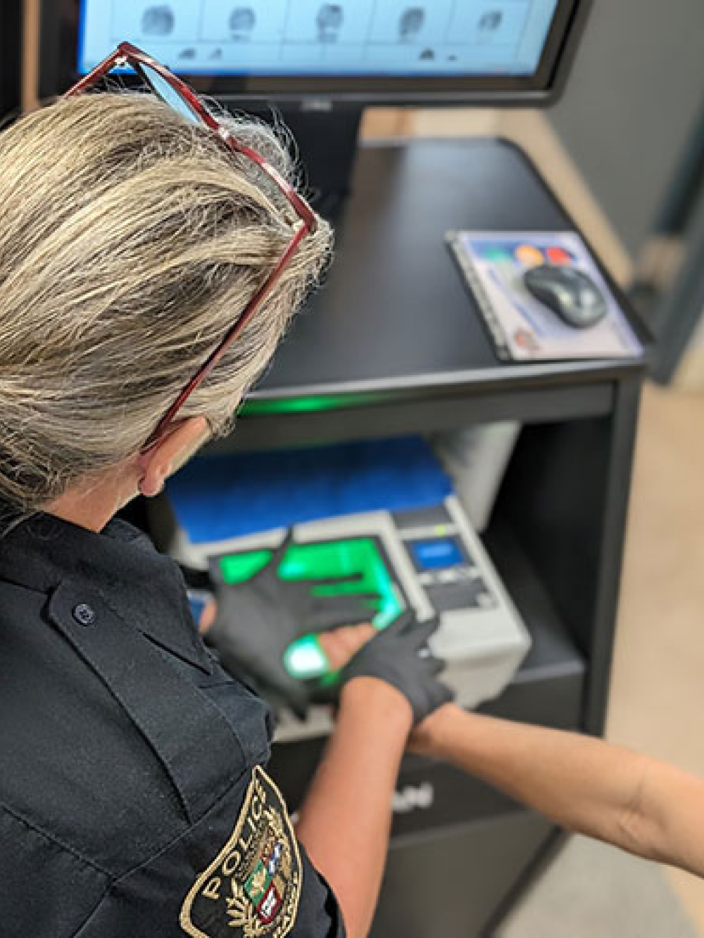 Police prenant les empreintes d'une personne