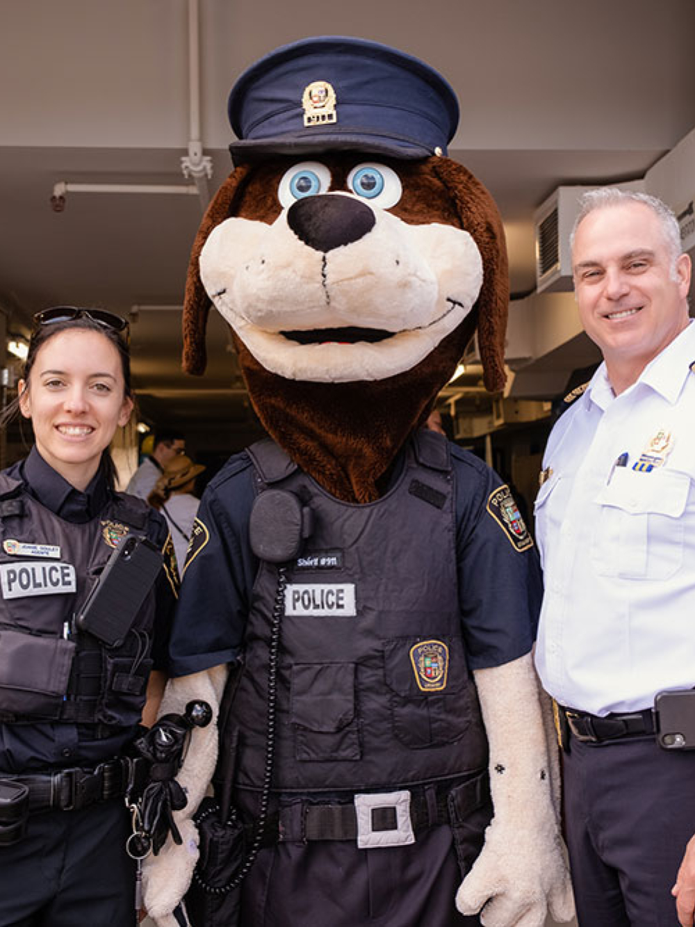 Mascotte du Service de police de Granby accompagnée du personnel 