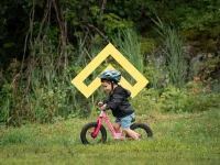 Enfant sur un vélo 