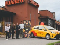 De gauche à droite : Isabelle Plante, coordonnatrice clinique Auberge sous mon toit, Emilie Janvier, coordonnatrice Fondation Louis-Philippe Janvier, Marilou Meunier, gérante restaurant St-Hubert de Granby, Marc Farand, agent à la prévention et aux relations communautaires, Service de police de Granby, Varadan Corvione, chef de service de la maternité, néonatalogie et pédiatrie Fondation CHG